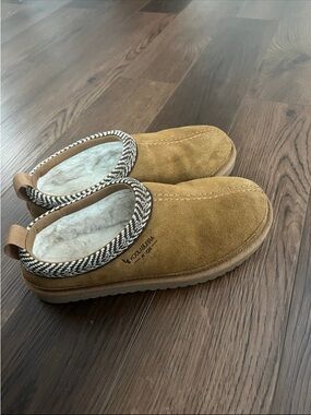 Koolaburra Women's Suede Slip-On Slippers in Tan Brown with Patterned Trim